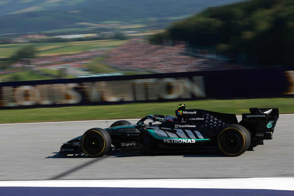 Un vendredi contrasté chez Mercedes F1 : Antonelli domine, Russell a 'des soucis'