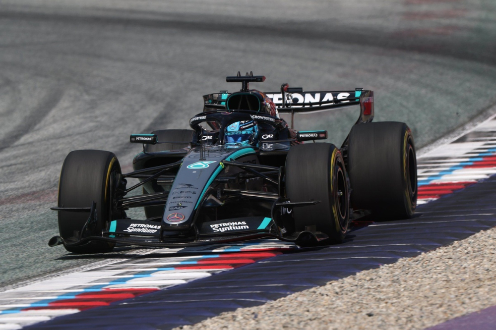 Russell résiste à Verstappen dans la canicule du GP d'Autriche