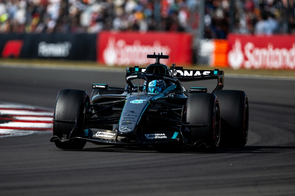 Russell perplexe à Silverstone : « Je perds toute ma vitesse en ligne droite »