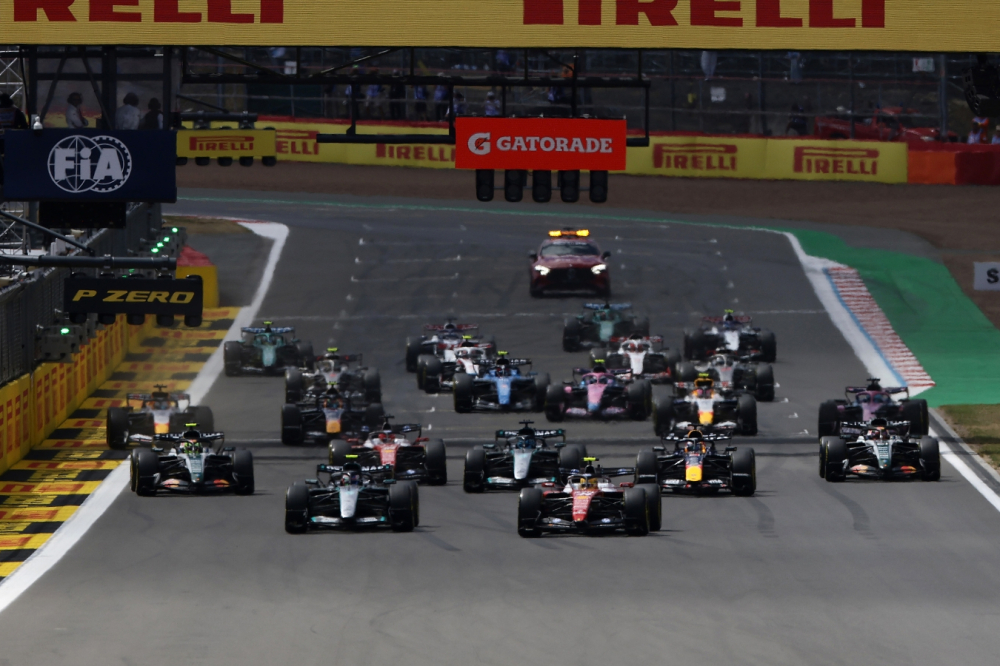 GP de Grande-Bretagne de F1 : Charles Leclerc et Lewis Hamilton mangent Kimi Antonelli, le départ de la cours en vidéo