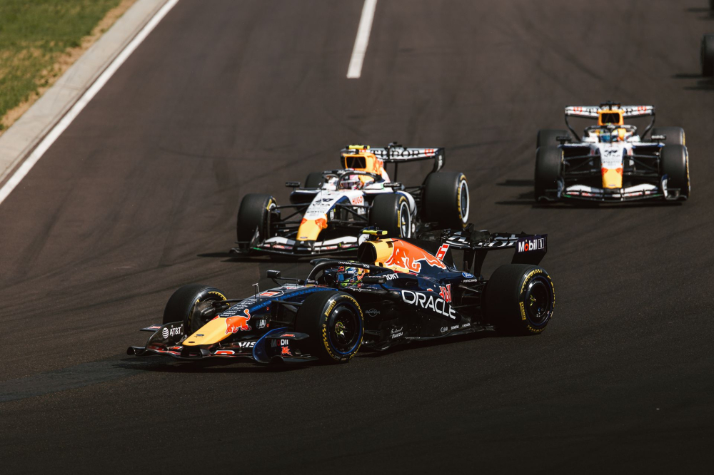 Traités 'd'idiots' par Verstappen, les pilotes Racing Bulls racontent les problèmes de drapeaux bleus