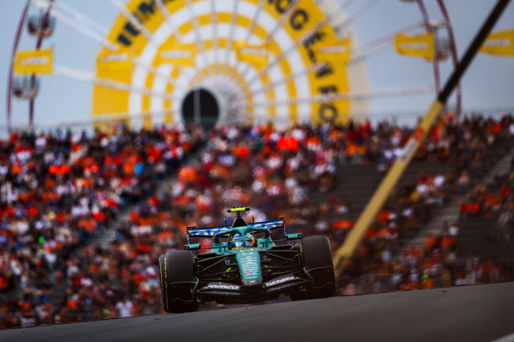 Fernando Alonso sort Aston Martin des dunes à Zandvoort