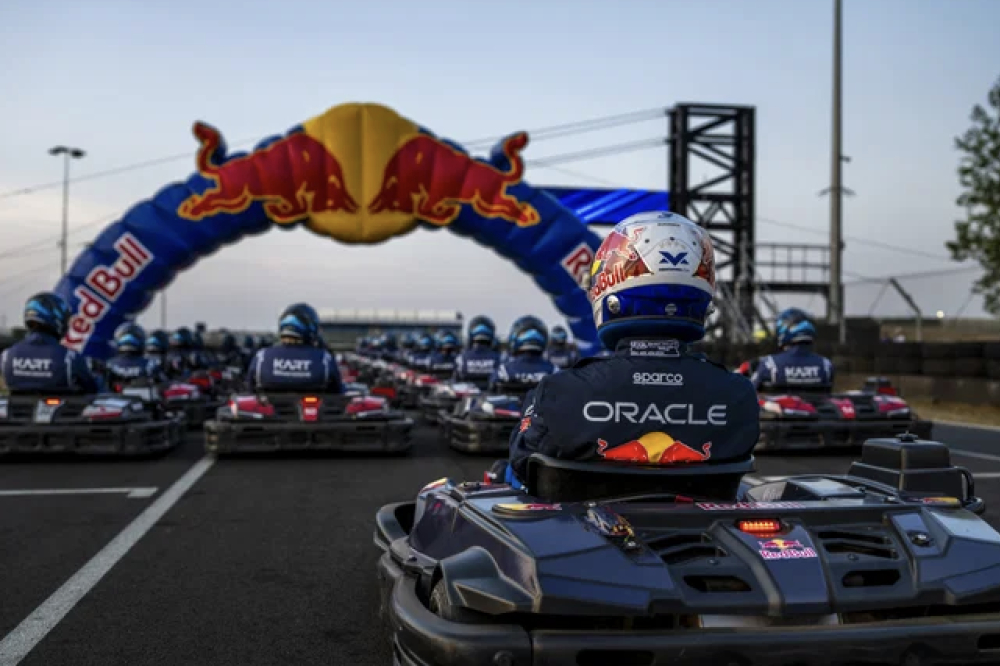 Max Verstappen face à 100 pilotes : un défi complètement fou l'attend à Silverstone