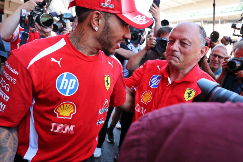 Rétropédalage de Lewis Hamilton qui présente ses excuses après ses critiques envers Ferrari