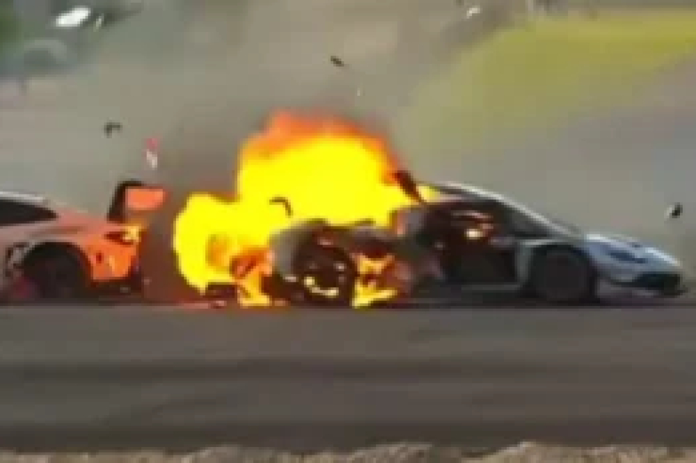 Piégé dans sa Ferrari en feu, il est sauvé par un pilote rival