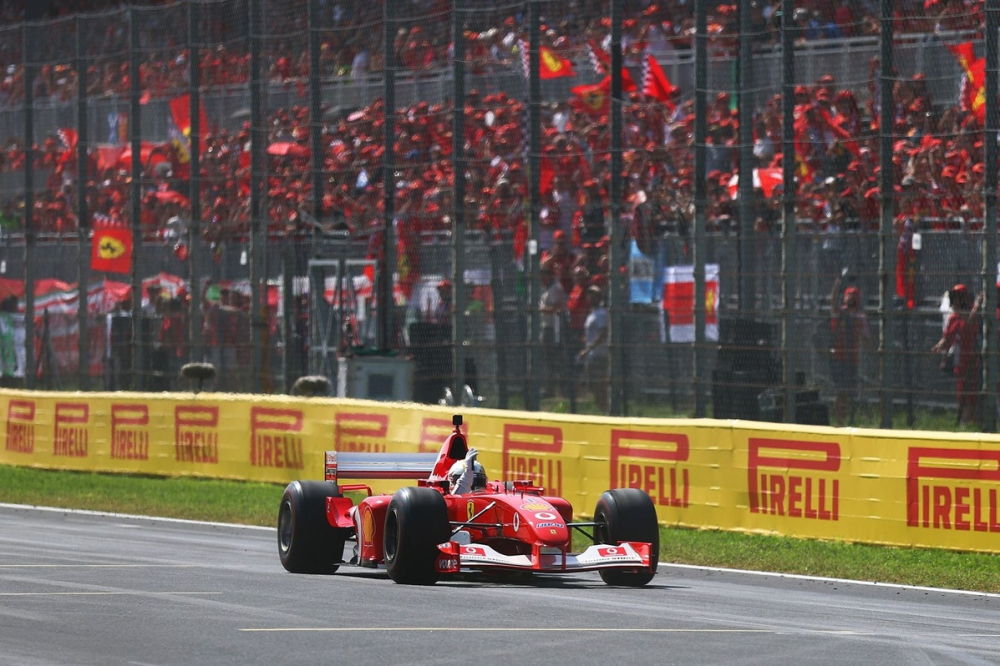 Vidéo : Vettel rend un hommage émouvant à Schumacher dans la Ferrari F2002