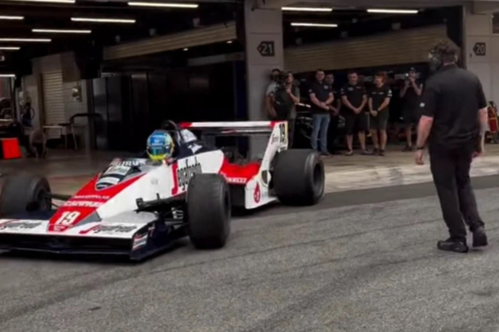 Fernando Alonso fait revivre les monoplaces d’Ayrton Senna à Barcelone
