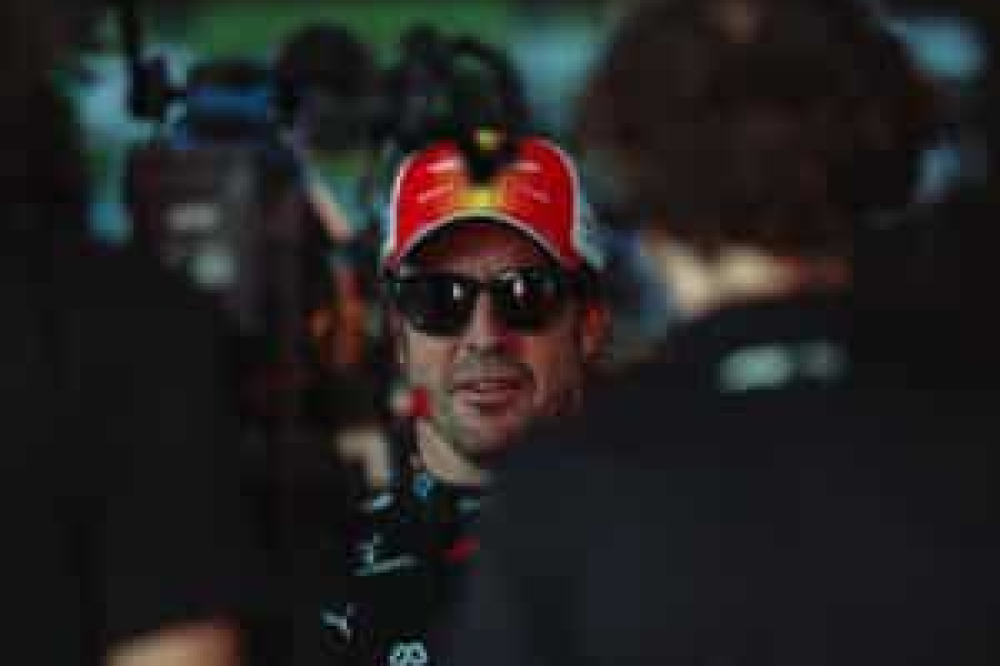 Alonso s’en prend aux F1 2026 et ose une comparaison folle avec Verstappen