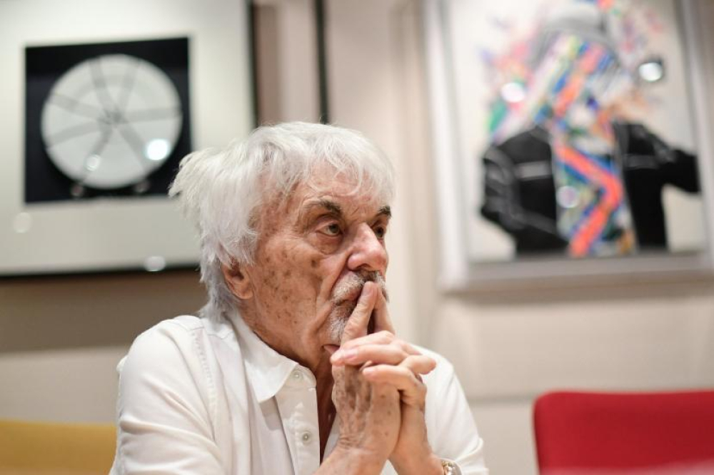 Bernie Ecclestone interpellé dans un aéroport du Portugal pour port d'arme de chasse