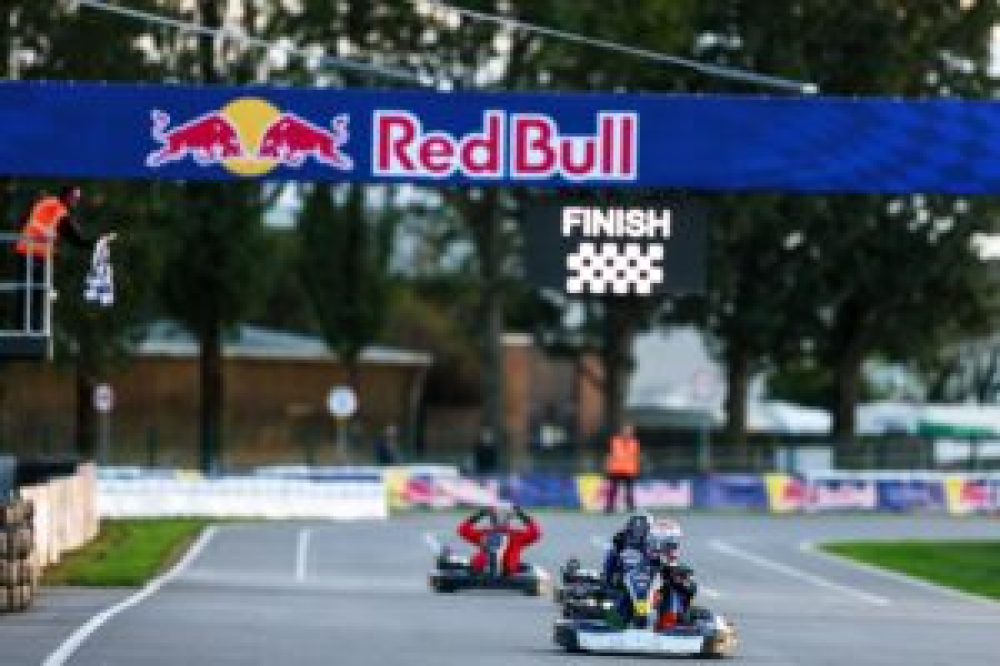 Verstappen pulvérise 100 pilotes de karting en seulement 14 tours