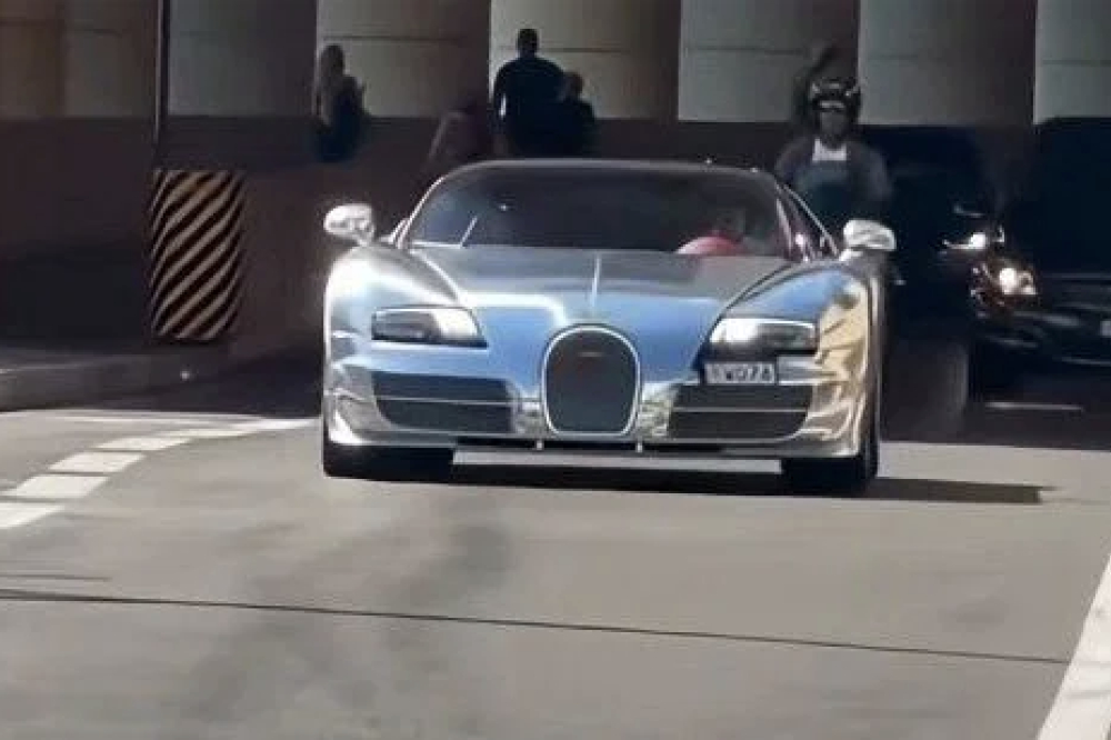 Fernando Alonso s'offre une incroyable Bugatti Veyron chromée de 1 200 chevaux