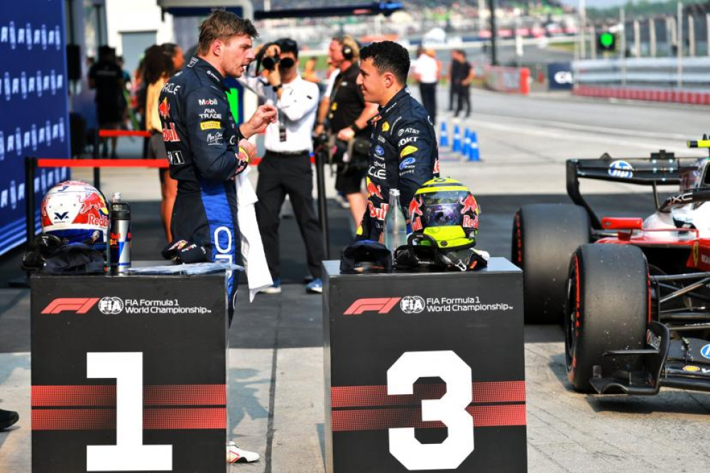 Pole de Verstappen, retour en force d'Hadjar, complicité du duo : ça roucoule chez Red Bull avant le Grand Prix de Bahreïn
