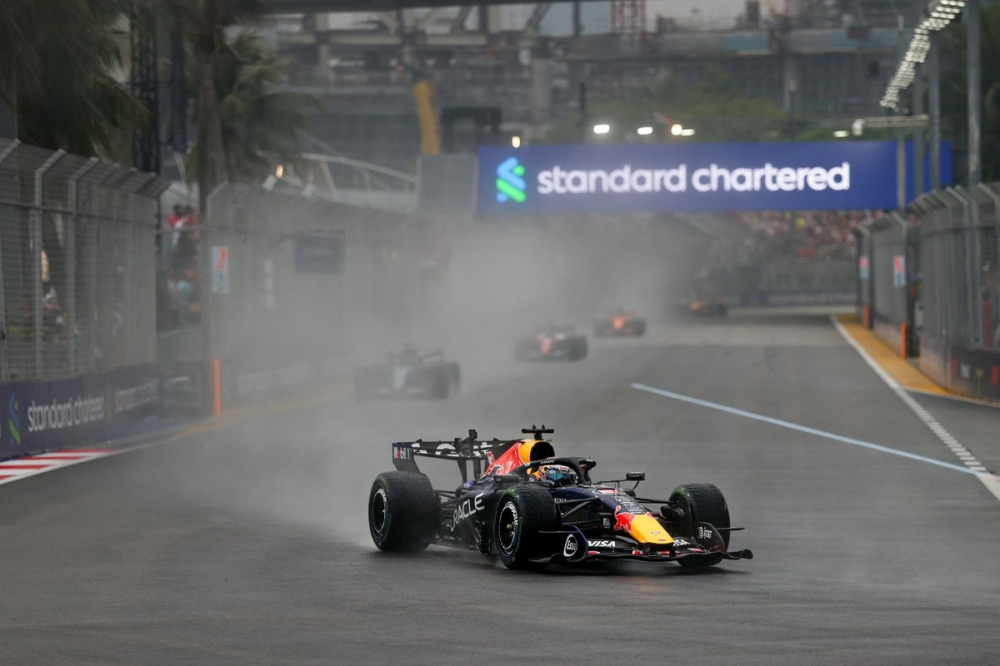 Verstappen remporte un sprint chaotique avec neuf abandons, dont Russell