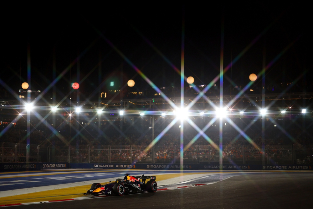 Verstappen complète son palmarès avec une première victoire à Singapour