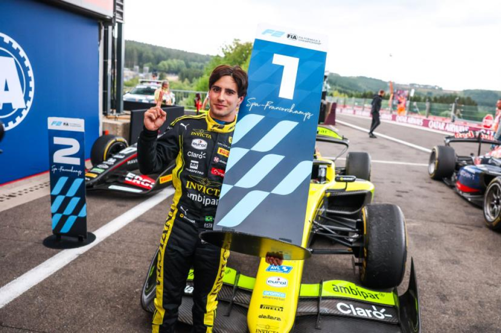 Petit-fils d'une pionnière du sport auto, lié à Ronaldo et pilote de la Ferrari Driver Academy : qui est la pépite brésilienne Rafael Câmara, remplaçant d'Esteban Ocon chez Haas ?