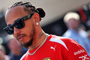 Photo Lewis Hamilton toujours dans l’attente chez Ferrari : l’équation cruciale de l’ingénieur de course