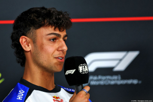 Photo Lindblad prêt pour son baptême en F1, Hamilton lui conseille avant tout de profiter