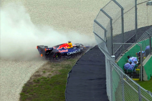 Photo 'Je n'ai jamais vécu ça' : Verstappen perplexe après son crash en qualifications