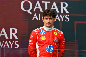 Photo Charles Leclerc salue le coup de malice d’un officiel de la FIA après un départ surprise