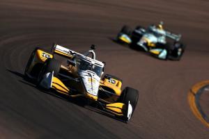 Photo Josef Newgarden (Penske) émerge sur l'ovale de Phoenix, Romain Grosjean (Coyne) pas verni