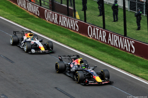 Photo Red Bull prise au piège : pourquoi Verstappen et Hadjar sont partis avec une batterie vide