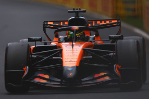 Photo GP d’Australie de F1 en vidéo : énorme coup dur pour Oscar Piastri, il se crashe avant le départ