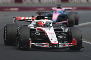 Photo Ayao Komatsu : La F1 a besoin d'environ 5 Grands Prix avant de changer le règlement