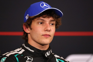 Photo Plus jeune poleman en F1, Antonelli célèbre dans la prudence