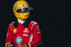 Photo GP de Chine de F1 : Lewis Hamilton tout sourire après les qualifications, “On s’est approché un petit peu de Mercedes”