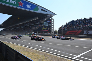Photo GP de Chine de F1 : le départ de la course en vidéo, superbe coup pour Lewis Hamilton, Isack Hadjar en tête-à-queue