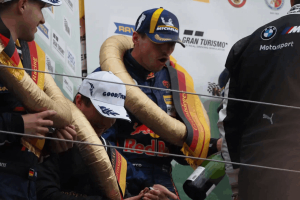 Photo Coup de tonnerre au Nürburgring : Max Verstappen disqualifié après sa victoire !