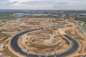Photo La construction avance : le virage roi du circuit de Madrid pour le GP d'Espagne a été goudronné
