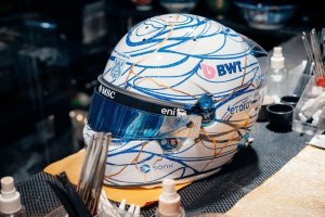 Photo Mettre en avant les fêlures : Gasly dévoile son casque pour Suzuka