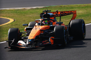 Photo EL2 - Oscar Piastri en poil à gratter des Mercedes ?