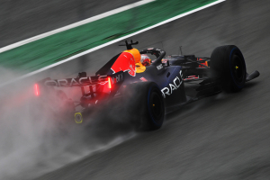 Photo Essais Pirelli à Suzuka : la pluie permet de tester des pneus inédits, Lindblad part à la faute