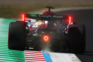 Photo Lindblad sort de la piste lors d'essais à Suzuka