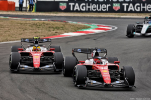 Photo Hamilton contre Leclerc : Ferrari doit agir avant une collision 'tôt ou tard'