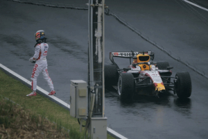 Photo Arvid Lindblad part à la faute sous la pluie lors des essais Pirelli à Suzuka