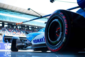 Photo Williams, un voiture qui roule presque sur trois roues