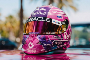 Photo Une reprise avec un casque rose pour Verstappen