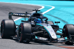 Photo Russell ne voit plus Mercedes devant