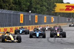 Photo 'C'est la jungle !' : Verstappen réplique à Sainz après un duel musclé