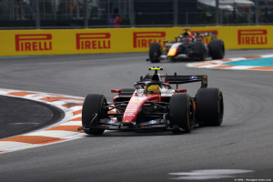 Photo Hamilton alerte : Ferrari handicapée par son moteur... et son aileron avant