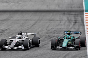 Photo Réduit à de la figuration, Fernando Alonso s'amuse malgré le niveau d'Aston Martin