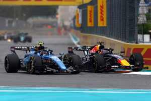 Photo Sainz n'a pas apprécié le dépassement en mode plongeon de Verstappen