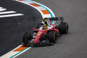 Photo Hamilton pointe du doigt le simulateur de Ferrari