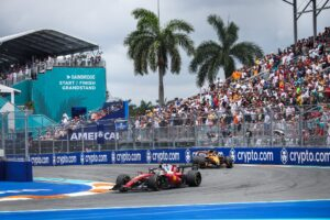 Photo [VIDÉO] : L’étrange action de Ferrari derrière la Safety Car à Miami