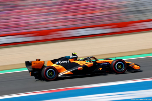 Photo Mercedes, McLaren, Ferrari et Red Bull : la guerre des évolutions est lancée !