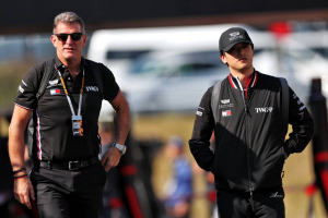 Photo Guanyu Zhou et Colton Herta tous les deux en piste pour Cadillac à Barcelone en juin