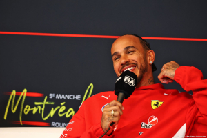 Photo Hamilton tacle Jacques Villeneuve en plein hommage à Gilles